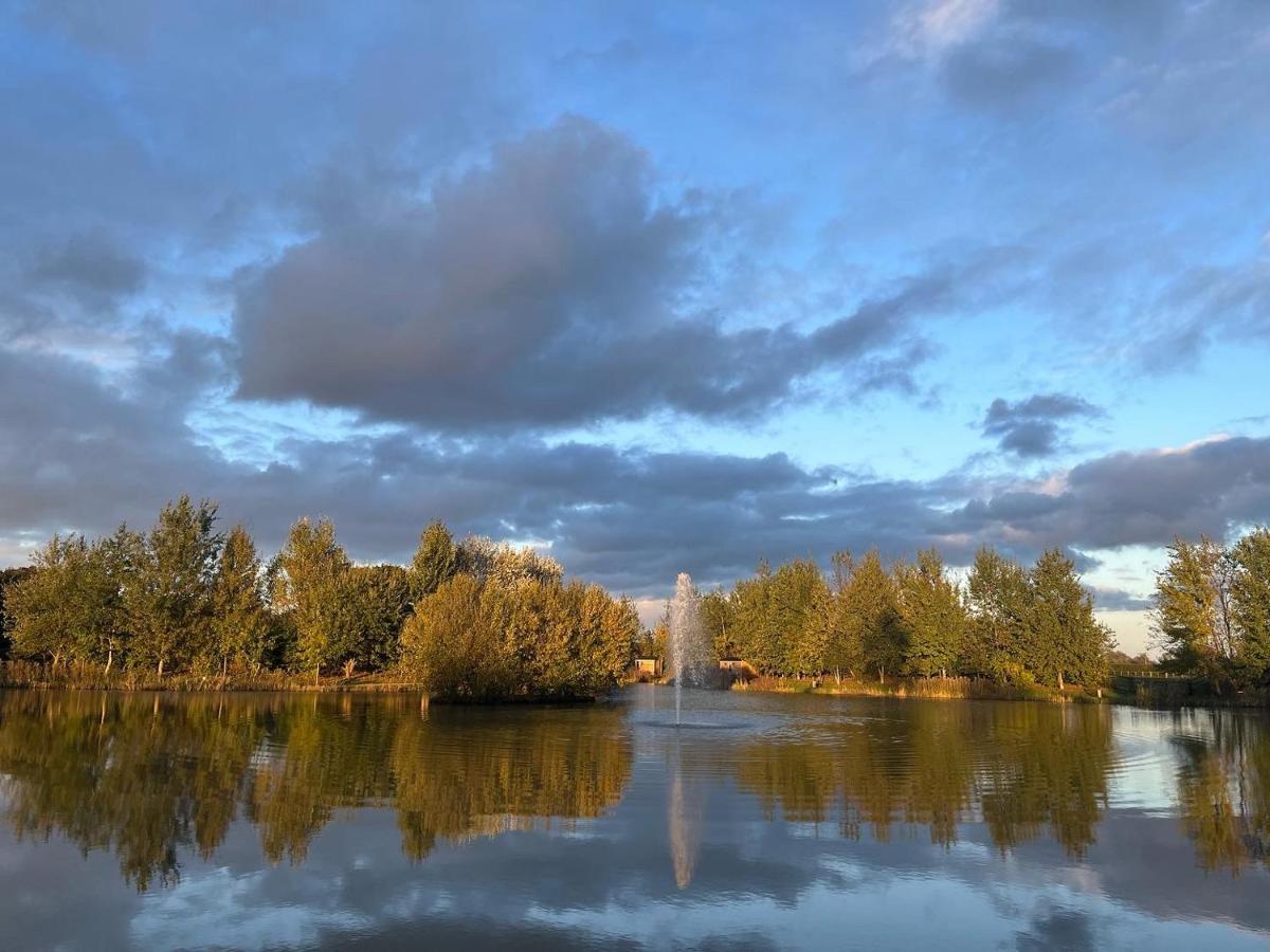 Luxury Shepherds Hut - The Sweet Pea By The Lake York Zewnętrze zdjęcie