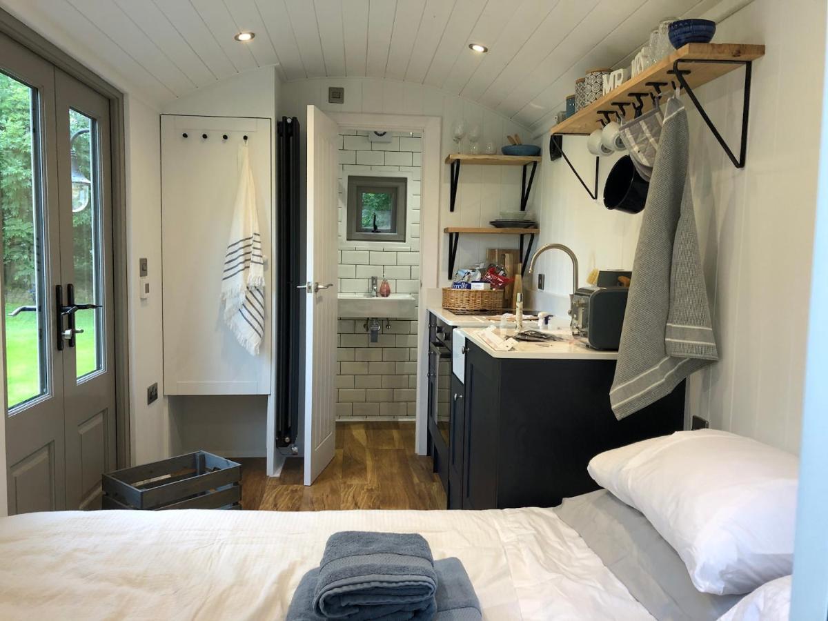 Luxury Shepherds Hut - The Sweet Pea By The Lake York Zewnętrze zdjęcie