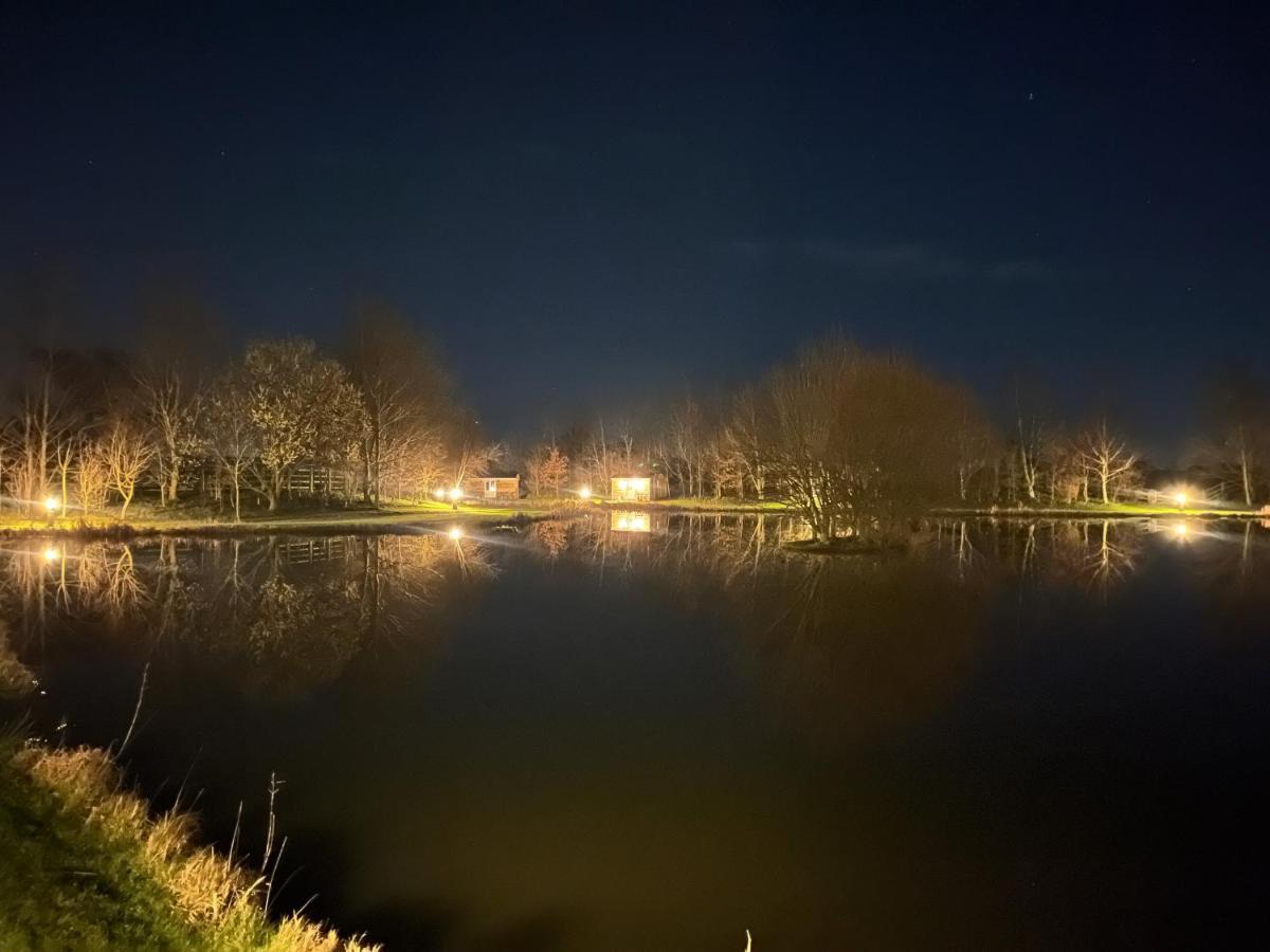 Luxury Shepherds Hut - The Sweet Pea By The Lake York Zewnętrze zdjęcie